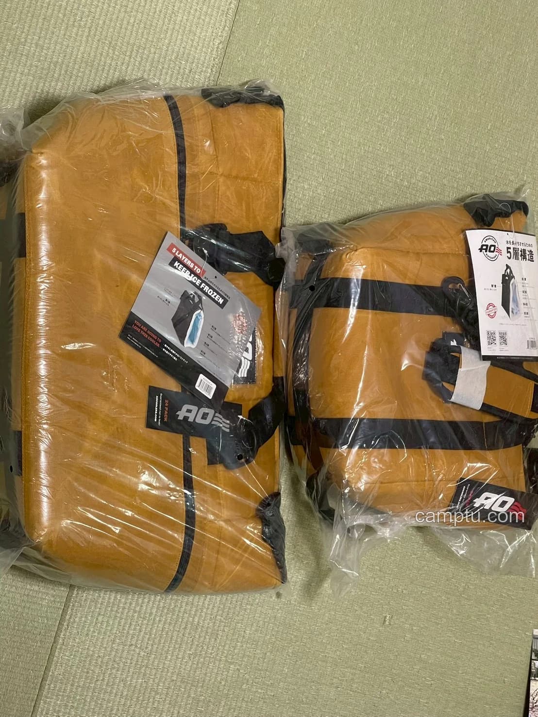 購入時のAO Coolers 24パックと9パック。並べてみるとサイズの違いがかなり分かります。僕はキャンプの泊数や荷物量に合わせて、この2サイズを使い分けています。