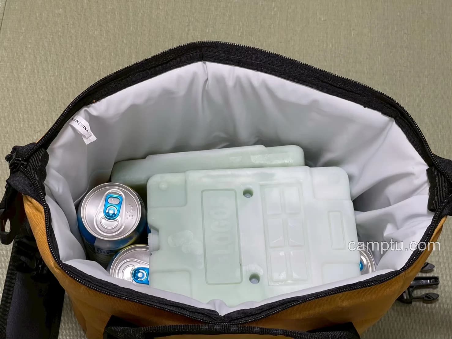 9パックに500ml缶8本とMサイズの保冷剤2枚を入れた自宅テスト。この状態でも閉められましたが、500ml缶は高さがあるため、さらに弁当や肉を入れる余裕はあまりありません。